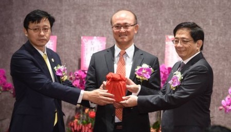 台灣大學新任校長管中閔(右)8日正式上任,由教育部常務次長林騰蛟(中)監交,代理校長郭大維(左)交予印信。(photo by 網路截圖)