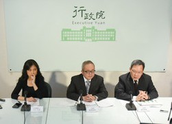 行政院副院長施俊吉8日上午開記者會說明稅收紅利政策。(photo by 網路截圖)