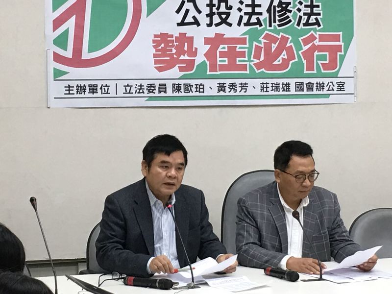 綠委莊瑞雄(左)、陳歐珀(右)稱公投綁大選勢必修法。(photo by 邱文福/台灣醒報)