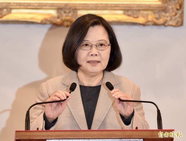 蔡英文總統打算把近400億的歲計賸餘移作經常性支出,引發違法之議。(網路截圖)
