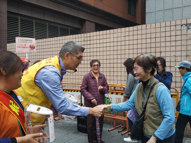 連勝文(左二)在街頭向路人「拜票」,為創世基金會寒士尾牙募款。(photo by 張朝瑋/台灣醒報)