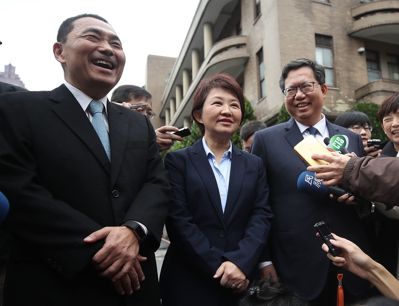 在行政院院會中,侯友宜(左)盼蘇貞昌實現競選時提出的126政見,盧秀燕(中)也請林佳龍能貫徹自己的山手線案經費。(中央社)