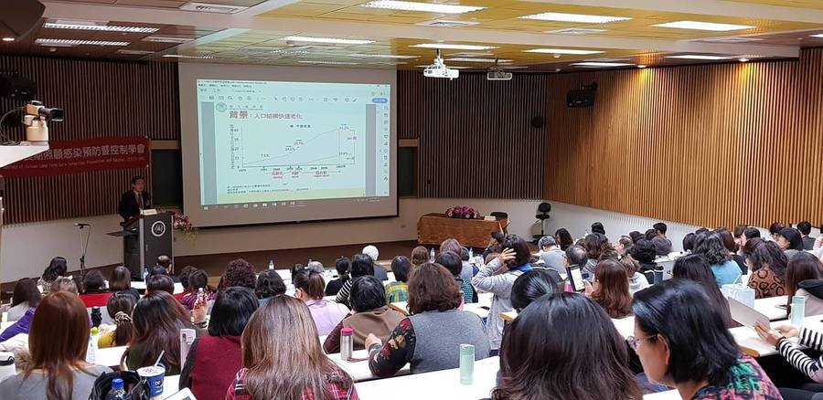 周道君說明,台灣人口結構面臨快速老化的問題。(Photo by 台灣長期照顧感染預防暨控制學會臉書)