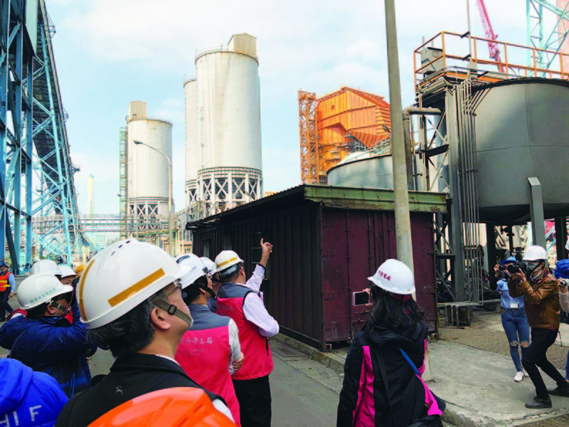 盧秀燕要求中火4號機除役,以林口、通宵新機組發電量取代,但中火廠長朱記民認為,4號機將發包進行改善計畫,除非中央政策改變,否則難以停機或除役。圖為台中火力發電廠接受勞檢情況。(photo by 劉東皋/台灣醒報)