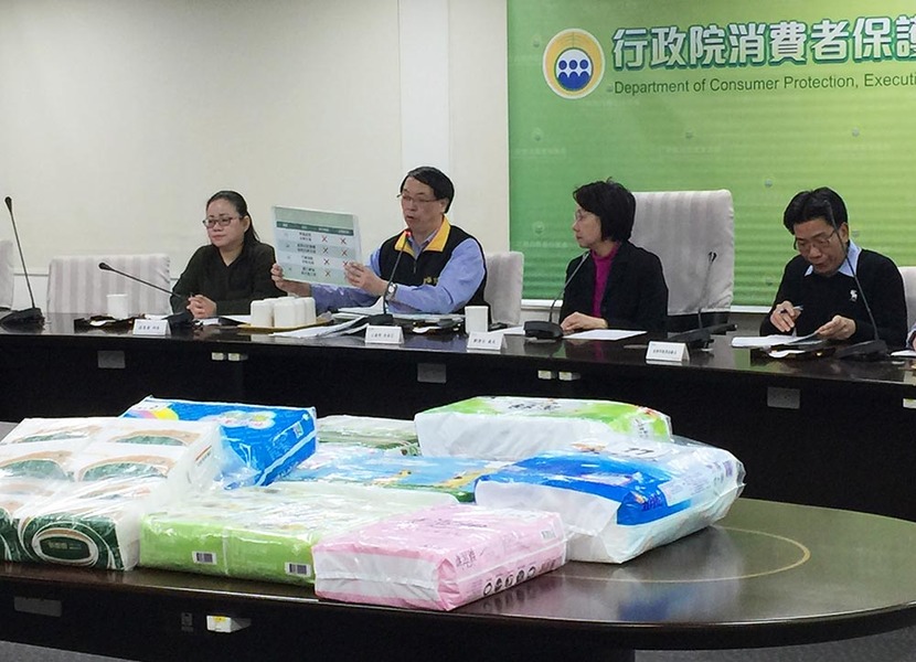 行政院消保官王德明在衛生紙檢測結果記者會中提醒,不要以價格為購買衛生紙唯一的考量。(photo by 章文/ 台灣醒報)