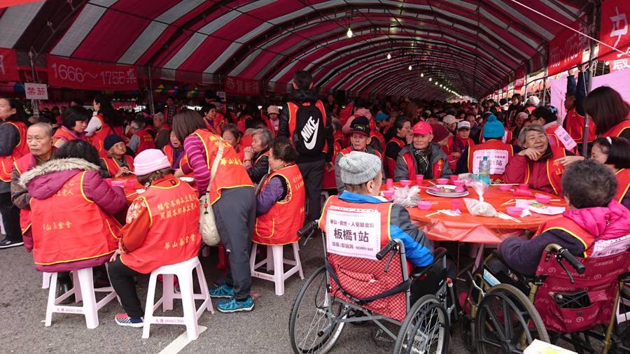 寒士吃飽30尾牙,台北場席開2200桌,邀請社會貧弱人士團員共餐。 (photo by 林稚雯/台灣醒報)