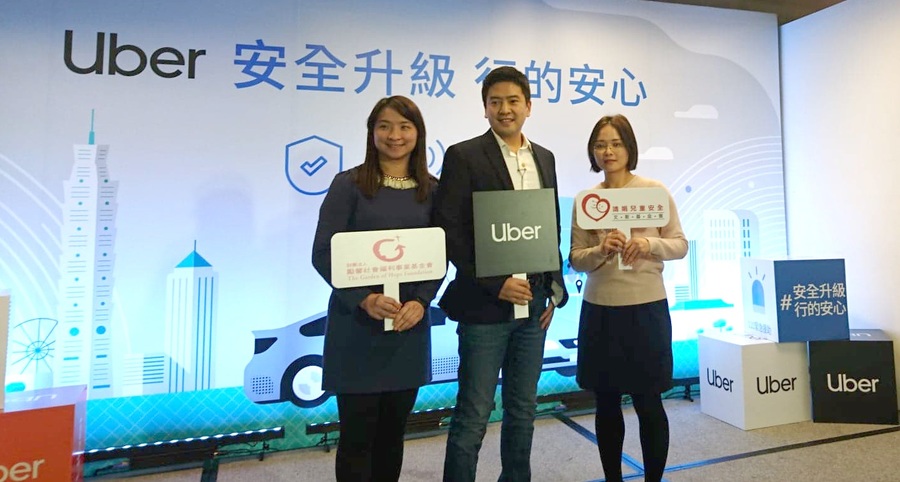 王怡雯(左)、吳罡(中)、許雅荏(右),三人共同宣導「行的安心」的重要性。(photo by 林稚雯/台灣醒報)