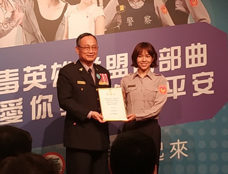 警政署邀請夏于喬等名人拍攝反毒微電影,警政署長陳家欽在記者會上頒發感謝狀給夏于喬。(photo by 張朝瑋/台灣醒報)