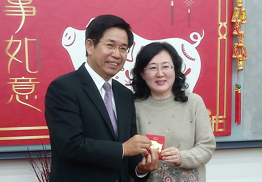 圖說:教育部長潘文忠新春團拜送福袋。(photo by 施養正/台灣醒報)