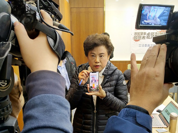 立委展示彭姓大學生告別式現場(photo by 黃聖堯/台灣醒報)