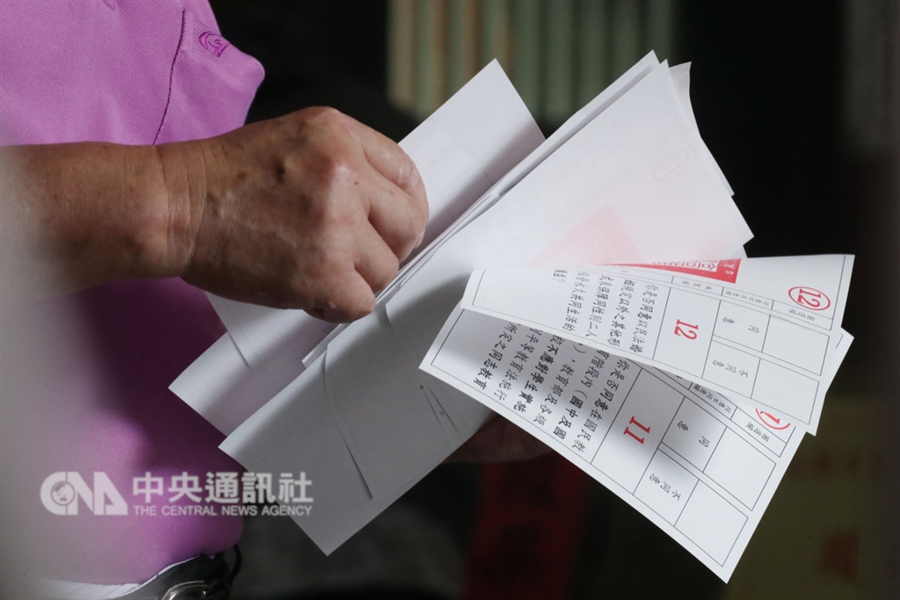 行政院回應1124公投12案所通過的同婚專法,二月底前是公投法所規定的時間點,已完成配套草案。(中央社)