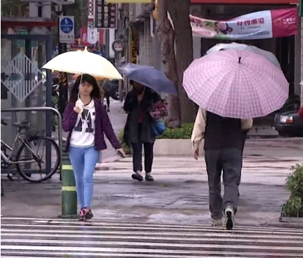 雖然蝴蝶颱風估計不會直接影響到台灣,但民眾仍須提防低溫及降雨。(photo by 網路截圖)