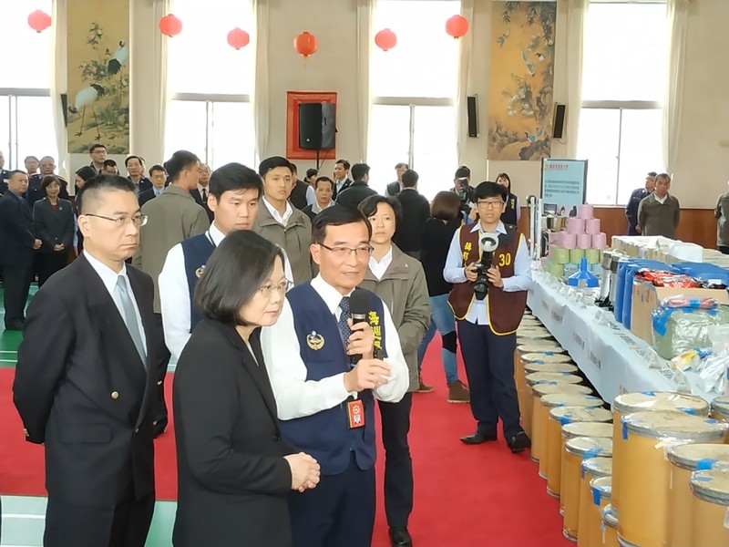 總統蔡英文在海巡署官員的解說下,巡視此次查緝到的毒品。(photo by 張朝瑋/台灣醒報)