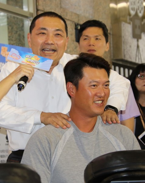 新北市長侯友宜親自體驗,為新北視障按摩推廣活動代言人王建民按摩。(photo by 施養正/台灣醒報)