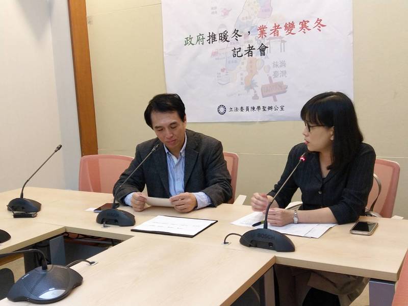 立法委員陳學聖召開記者會,質疑暖冬方案的措施。(photo by 黃聖堯/台灣醒報)