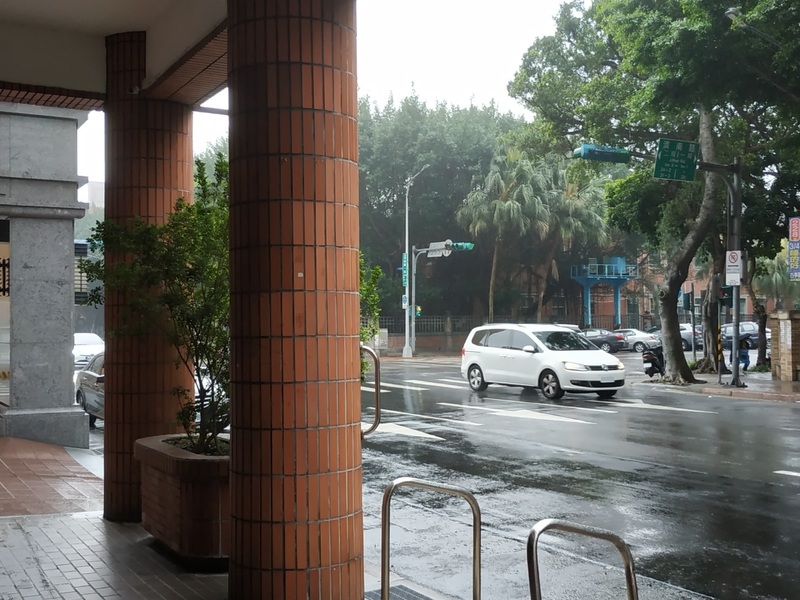 根據氣象局預報,未來一週因受鋒面及東北季風影響,各地皆會有短暫陣雨。(photo by 張朝瑋/台灣醒報)