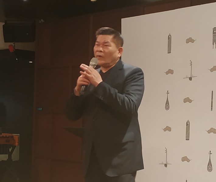 台北傳統藝術季的開幕記者會上,澎恰恰1人分飾2角,表演一對父子間的搞笑對話。(photo by 張朝瑋/台灣醒報)