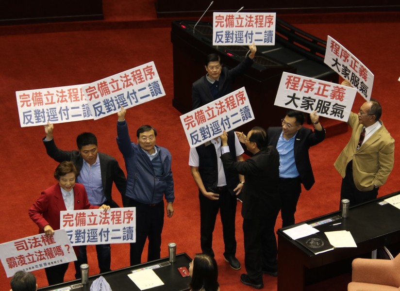 藍營立委5日於立法院院會堅決反對同婚專法草案逕付二讀。(photo by 施養正/台灣醒報)