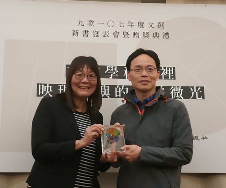 107年度文選出爐,散文獎由張輝誠(右)的〈再會囉,我的心肝阿母〉得到殊榮。(photo by 張朝瑋/台灣醒報)