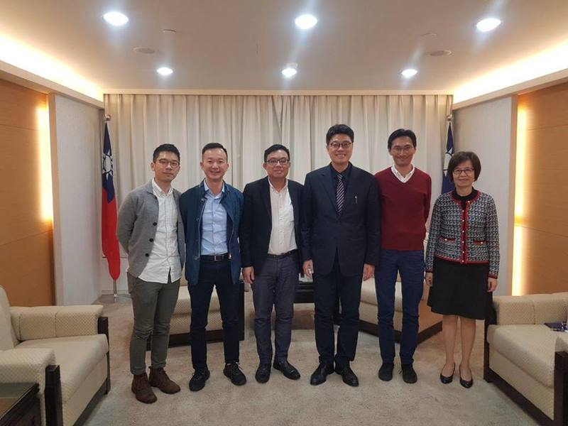 香港民主派代表,包括香港立法會議員赴台跟台方朝野會面,了解台方對港府修改《移犯條例》的取態。(photo by羅冠聰fb)