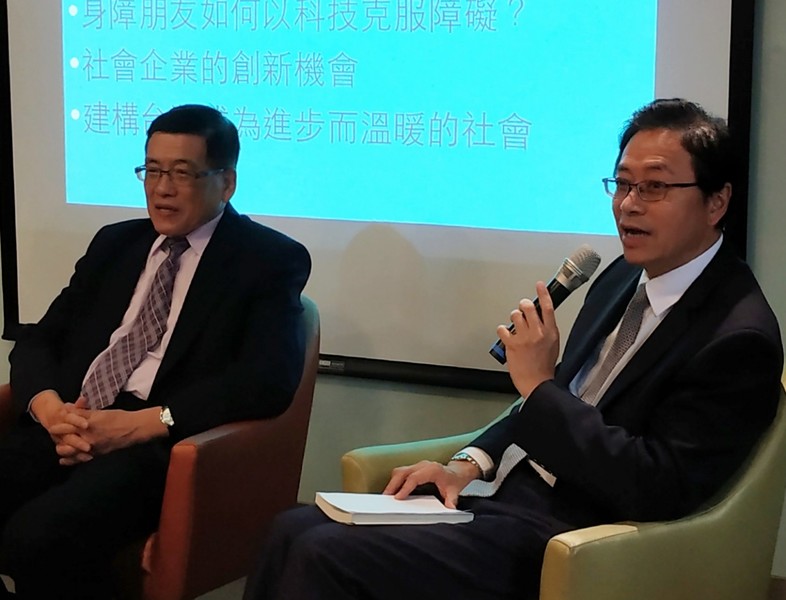 張善政(右)7日於科技論壇上表示,憑台灣的科技潛力不可能會輸給華為等大企業,只是有許多契機沒發掘。(photo by 張朝瑋/台灣醒報)