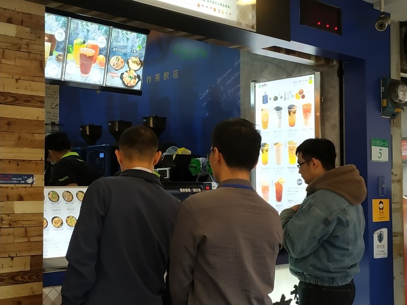 台灣路上人手一杯的手搖飲中,沒有一杯符合WHO建議的每日糖類攝取標準,甚至以台灣標準來看都有8成超標。(photo by 張朝瑋/台灣醒報)