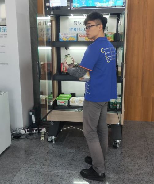 工研院在會場展示AI智慧貨架服務,只要從展櫃拿下產品,即可在手機上自動結帳。(Photo by 呂翔禾/台灣醒報)