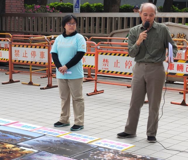蔡雅瀅律師、搶救藻礁行動聯盟召集人潘忠政於營建署門口照開記者會,呼籲政府不要輕易破壞藻礁生態。(Photo by 呂翔禾/台灣醒報)