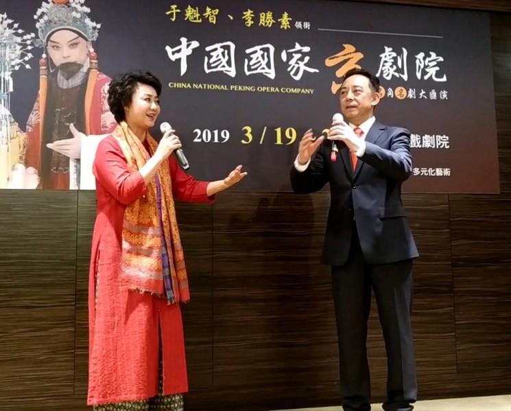 在月琴、二弦等樂器的伴奏聲中,京劇演員于魁智(右)、李勝素(左)唱起《四郎探母》的選段。(photo by 張朝瑋/台灣醒報)