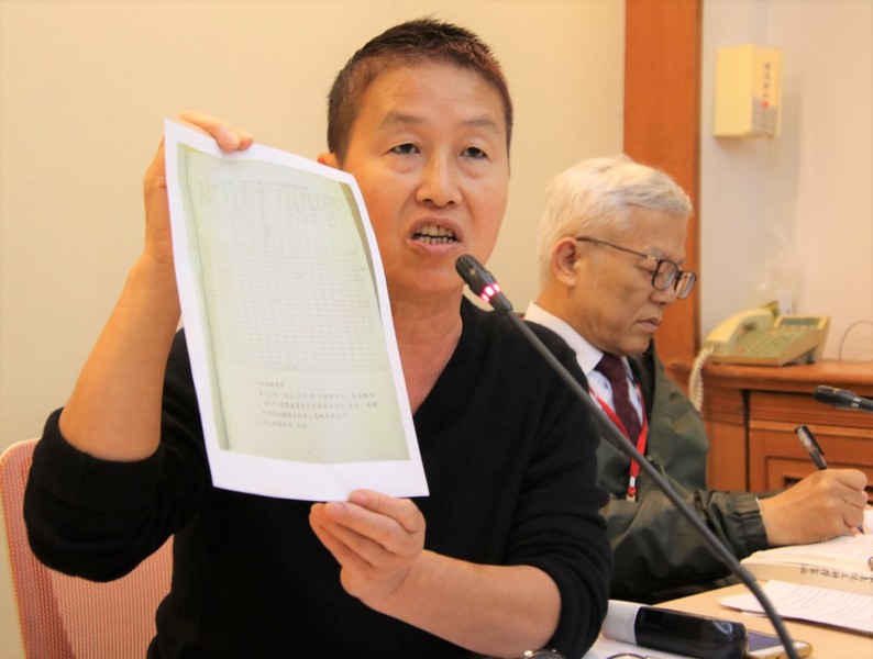 雲林縣長參選人王麗萍(左)與台中市選監小組召集王洲民(右)指控,前雲林縣長李進勇於九合一選舉期間違法懸掛競選旗幟。(photo by 施養正/台灣醒報)