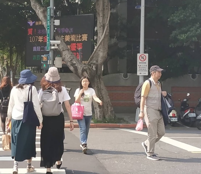 21日的溫度可算是近期最炎熱的一天,但22日清晨起會開始明顯降溫。(photo by 張朝瑋/台灣醒報)