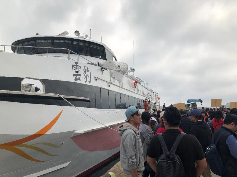 休閒旅遊市場陸續有大型投資,帶動中南部消費市場與促進就業。圖為自台中港首航澎湖的雲豹輪。(photo by 劉東皋/台灣醒報)