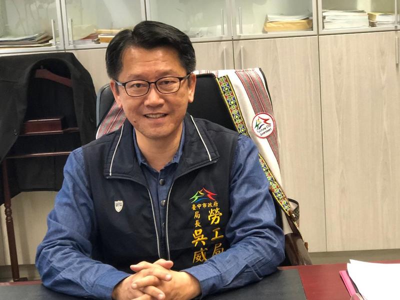 台中市勞工局長吳威志,擔心台商回台投資可能造成勞工加班及缺工現象。(photo by 劉東皋/台灣醒報)