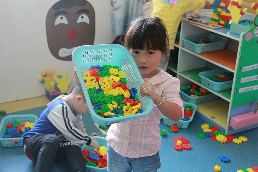 若父母因工作繁忙而沒辦法長時間陪伴孩子,至少要選擇高品質幼兒園托育,對孩子發展較好。(photo by pixabay)