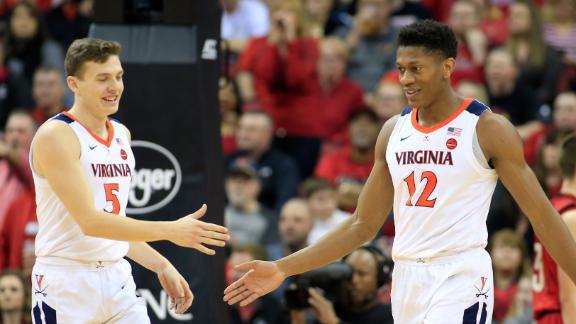 維吉尼亞大學奪下NCAA男籃總冠軍,主將杭特(左)有望成為今夏NBA選秀的前5順位。(photo by網路截圖)