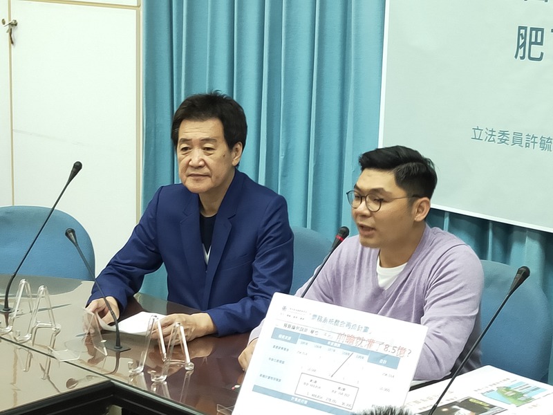 國民黨立委費鴻泰(左起)、許毓仁痛批台鐵票務系統效率低落,要求交通部公開票務系統計劃資金流向。(Photo by 呂翔禾/台灣醒報)