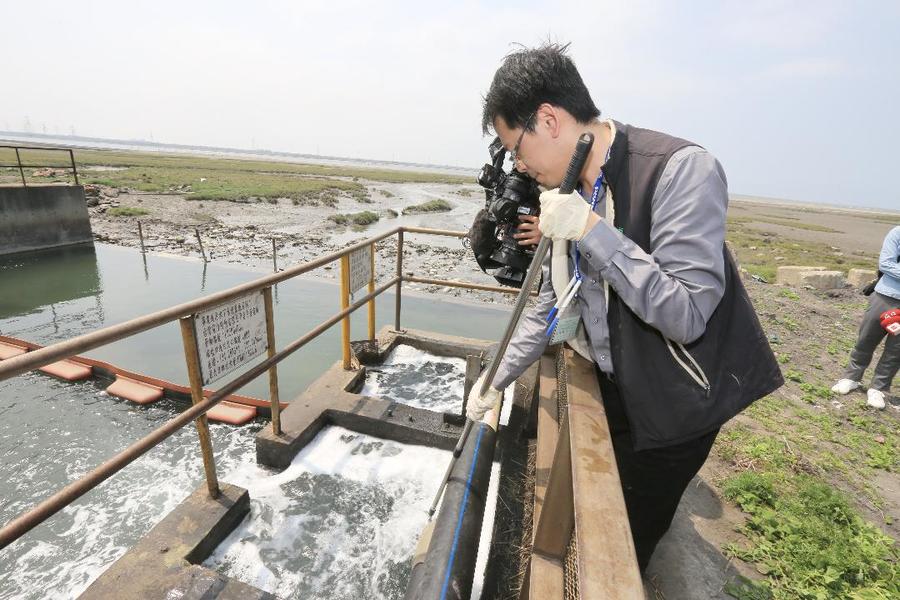 台中市環保局檢測台中火力發電廠水污染情形。(photo by 台中市環保局提供)