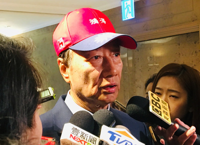 郭台銘與蔡英文近日在臉書隔空交火引發「民主與經濟」熱議。嚴震生分析,經濟在選舉中扮演重要角色。(Photo by 中央社)