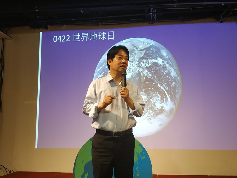 前行政院長賴清德22日出席世界地球日座談會,與專家討論永續能源發展。(photo by 張朝瑋/台灣醒報)