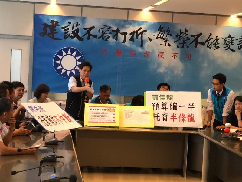 托育一條龍預算只編列一半,遭市議員諷刺是半條龍,台中市社會局長李允傑(站立者)表示,追加預算後,仍將延續政策,落實公托倍增。(photo by 劉東皋/台灣醒報)