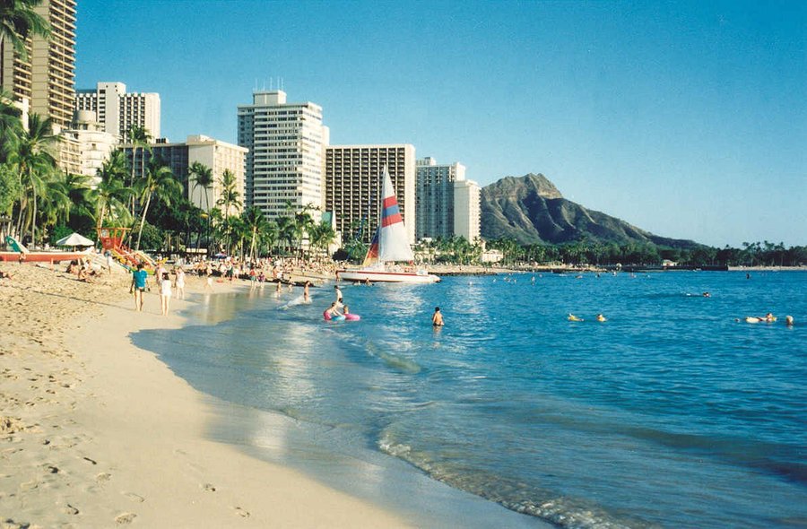 威基基海灘是度假與衝浪勝地。(Photo by Alan Lighton Flicker under Creative Commons license)