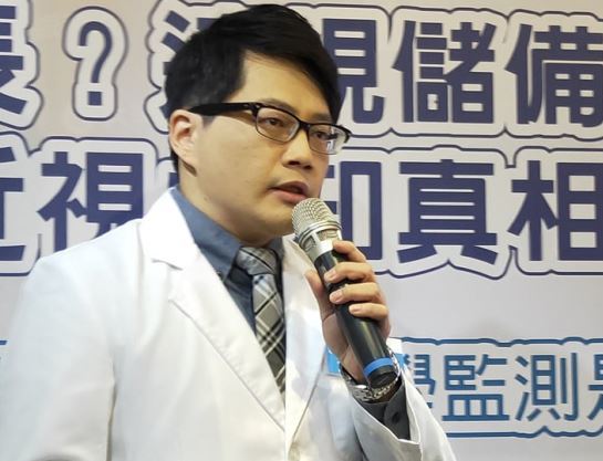 黃宇軒醫生呼籲民眾須重視近視問題,從小開始防禦。(Photo by 呂翔禾/台灣醒報)