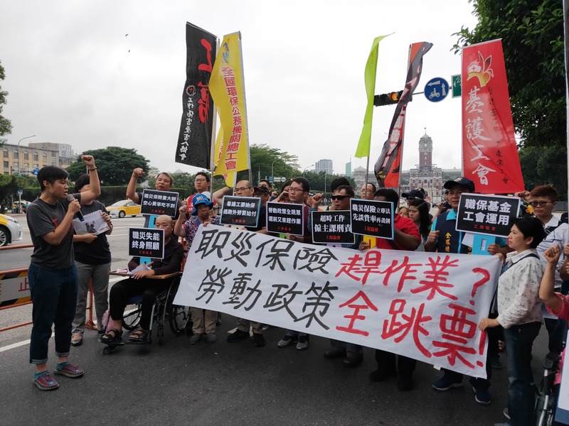 為響應428「國際工殤日」,多個勞團集結凱道,呼籲政府應儘速立法,保障勞工職災傷害與補償。(Photo by 呂翔禾/台灣醒報)