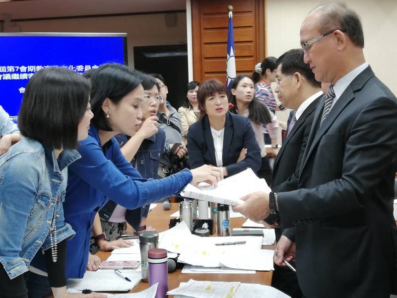 歷經2個整天的會議,教師、家長及兒少等團體注目的教師法修法1日初審通過。(photo by 施養正/台灣醒報)
