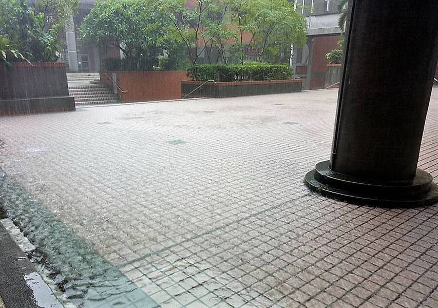 中央氣象局表示,6日晚間鋒面開始影響台灣到9日,民眾外出時需準備雨具。(photo on Wikipedia)