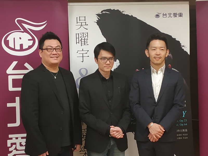 活躍在歐洲音樂界的台灣指揮家吳曜宇(中)回台,與台北愛樂青年管弦樂團共同演出柴可夫斯基第五號交響曲。(photo by 張朝瑋/台灣醒報)