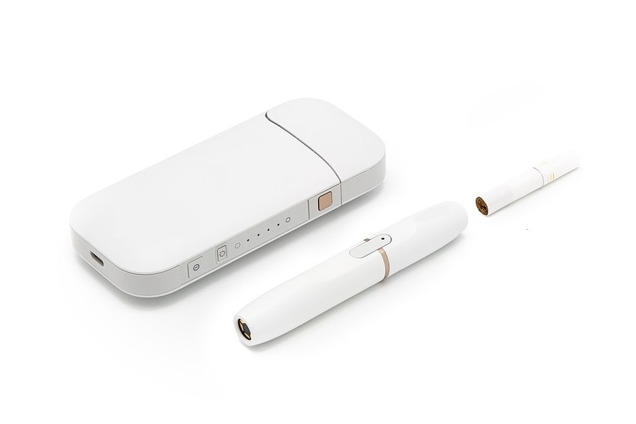 頗受外界爭議的加熱菸「iQOS」,美國於4月批准上市,讓台灣對於是否要開放加熱菸進口,引發正反方爭執。(photo by wikipedia)