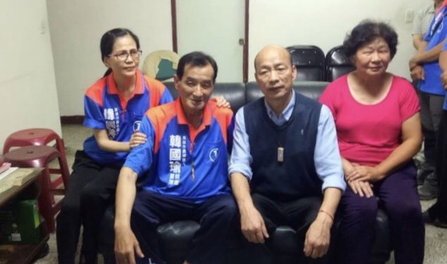 高雄市長韓國瑜的志工護衛隊成員槐建中罹患重病。韓前去探望時,槐堅持穿上隊衣,偕同家人與韓合影。(志工護衛隊提供)