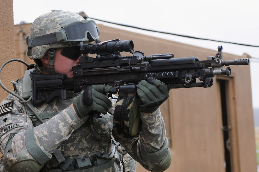 瑞士近日通過公投,將依循歐盟的槍枝規範。(photo byProgram Executive Office Soldieron Flickr under C.C. license)