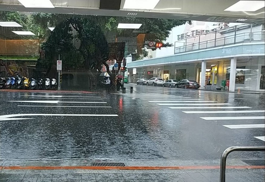 中央氣象局指出,至20日下午北部地區及中部平地區域雨勢皆已緩和,但南部將持續降雨至深夜。(photo by 張朝瑋/台灣醒報)